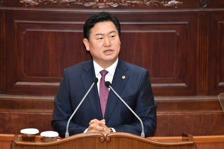 [밀양=뉴시스] 장병국 의원이 11일 열린 제430회 임시회 제2차 본회의에서 도정질문 대상자인 박종훈 교육감이 출석하지 않음에 따라 강력 비판하고 있다. (사진= 장병국 의원 제공) 2026.03.11. photo@newsis.com *재판매 및 DB 금지