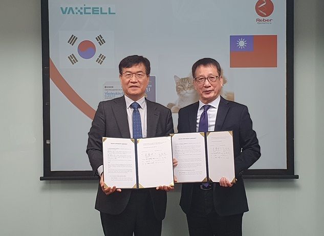 [서울=뉴시스] 11일 대만 Reber Genetics 본사에서 박셀바이오 이제중 대표(왼쪽)와 Reber Genetics 치앙후이본 회장이 마스터 파트너십 계약을 체결한 후 포즈를 취하고 있다. (사진=박셀바이오 제공) 2026.3.11. photo@newsis.com *재판매 및 DB 금지