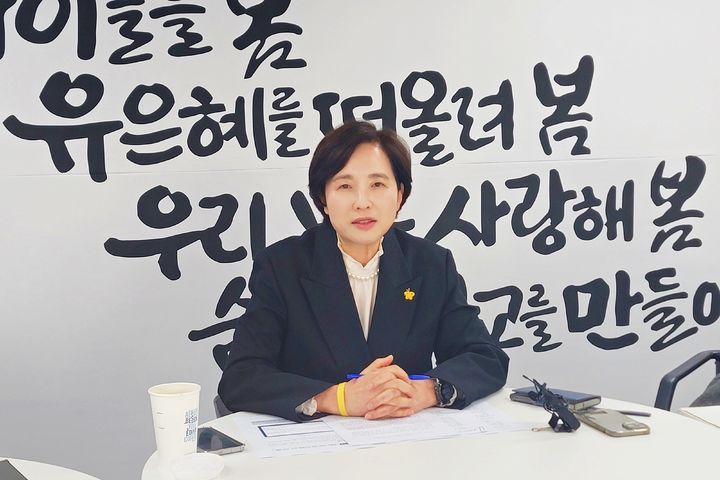 [수원=뉴시스] 박종대 기자 = 유은혜 경기도교육감 예비후보가 11일 수원 인계동 선거사무소에서 기자간담회를 열고 학교도서관 인공지능(AI) 시스템 구축과 독서 인프라 확충 등을 담은 기본독서 정책 공약을 발표하고 있다. 2026.03.11. pjd@newsis.com *재판매 및 DB 금지