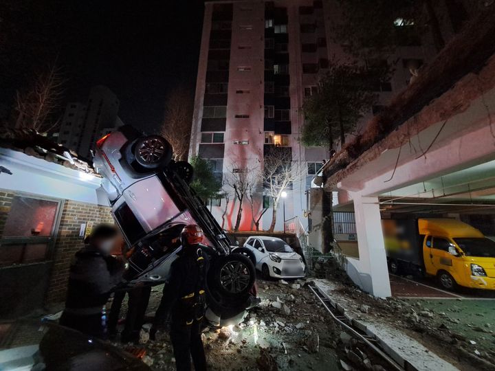 [울산=뉴시스] 10일 오후 10시께 울산 중구의 한 아파트 주차장에서 스포츠유틸리티차량(SUV)이 난간을 들이받고 5m 아래 옆 동 야외 주차장으로 추락했다. (울산경찰청 제공) 2026.03.11. photo@newsis.com *재판매 및 DB 금지