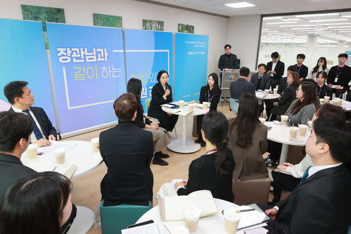 [서울=뉴시스]소상공인시장진흥공단(소진공) 찾은 한성숙 중소벤처기업부 장관.(사진=소상공인시장진흥공단 제공) 2026.03.11. photo@newsis.com *재판매 및 DB 금지