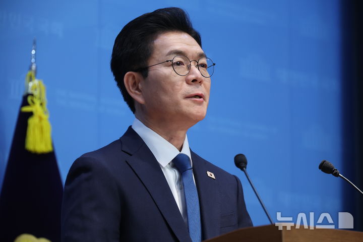 [서울=뉴시스] 조성봉 기자 = 정원오 더불어민주당 서울시장 예비후보가 11일 오후 서울 여의도 국회 소통관에서 열린 ‘국회출입기자 프레스데이’에서 발언을 하고 있다. 2026.03.11. suncho21@newsis.com