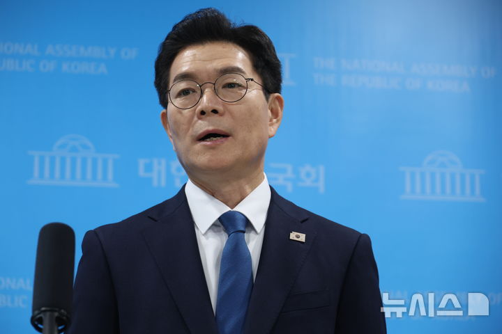 [서울=뉴시스] 조성봉 기자 = 정원오 더불어민주당 서울시장 예비후보가 11일 오후 서울 여의도 국회 소통관에서 열린 ‘국회출입기자 프레스데이’에서 취재진의 질문에 답변하고 있다. 2026.03.11. suncho21@newsis.com