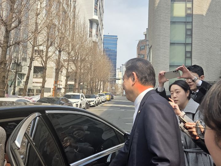 [서울=뉴시스] 이지영 기자= 11일 오전 8시55분부터 오후 1시51분까지 약 5시간 동안 피의자 조사를 받은 김병기 무소속 의원이 서울 마포청사 1층에 내려와 준비된 차량에 타고 있다. 2026.03.11. jee0@newsis.com *재판매 및 DB 금지