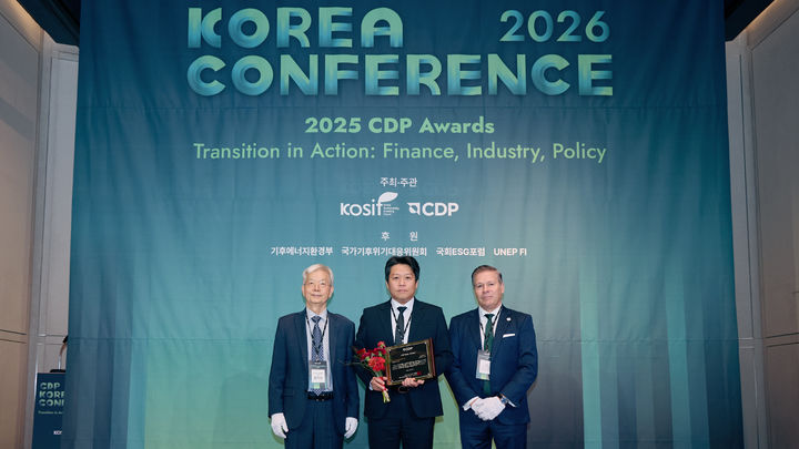 SK하이닉스는 지난 10일 서울 앰버서더 풀만 호텔에서 열린 '2025 CDP 코리아 어워즈'에서 기후변화 부문 '명예의 전당'에 선정되고, 물 경영 부문 '최우수상'을 수상했다. 수상 후 기념사진을 촬영 중인 조재현 부사장(사진제공=SK하이닉스) *재판매 및 DB 금지