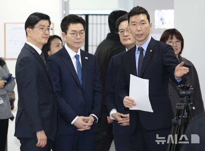 [서울=뉴시스] 조성봉 기자 = 정원오 더불어민주당 서울시장 예비후보가 11일 오후 서울 여의도 국회 소통관에서 열린 ‘국회출입기자 프레스데이’에서 시작 전 선거캠프 수석대변인을 맡고 있는 이정헌 의원 등과 대화를 하고 있다. 왼쪽부터 이해식 의원, 정 후보, 채현일 의원, 이 의원.2026.03.11. suncho21@newsis.com