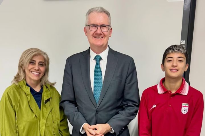 [서울=뉴시스] 토니 버크 호주 내무장관이 11일 브리즈번에서 호주에 망명을 신청해 인도주의 비자가 발급된 이란 여자 축구팀 스태프와 선수와 함께 밝은 표정으로 사진 촬영하고 있다. 이 중 한 명은 불과 수 시간 후 마음을 바꿔 이란 귀국을 결정했다.(출처: 토니 버크 장관 인스타그램) 2026.03.11. *재판매 및 DB 금지