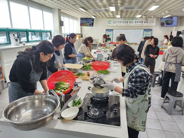 [계룡소식]시, 발효식품 과정 종료...교육생 26명 참여 등 - 뉴스 썸네일 이미지