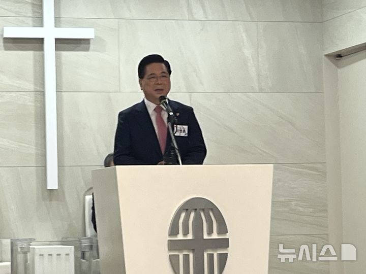 [서울=뉴시스] 11일 서울 여의도순복음교회에서 열린 2026 한국교회 부활절 연합예배 준비위원회· 2026 부활절 퍼레이드 조직위원회 합동기자회견에 참석한 한국교회 부활절 연합예배 준비위원회 대회장인 이영훈 여의도순복음교회 목사 2026.03.11. suejeeq@newsis.c.om