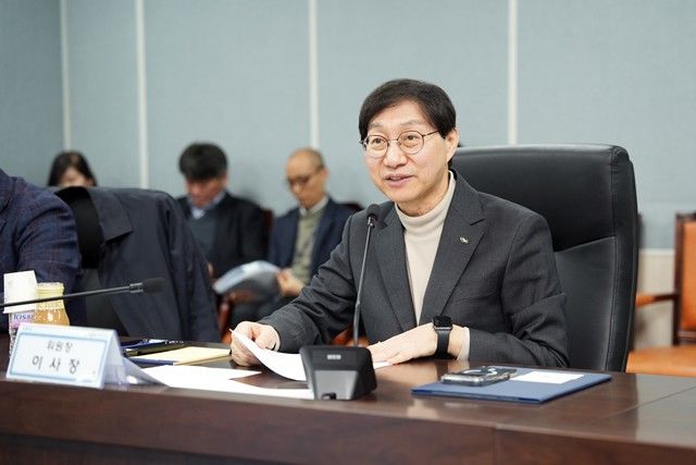 [세종=뉴시스] 국민연금공단은 11일 전북 전주시 소재 본부 연금홀에서 'NPS AI전략위원회' 출범식과 제1차 전체회의를 개최했다고 밝혔다. 사진은 김성주 국민연금공단 이사장이 전략위원회에서 발언하고 있는 모습. (사진=국민연금공단 제공) 2026.03.11. photo@newsis.com *재판매 및 DB 금지