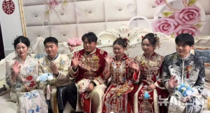 [서울=뉴시스] 중국에서 세쌍둥이 형제가 같은 날 합동 결혼식을 올려 화제다.(사진 출처: 더우인)