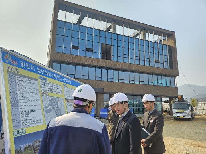 [밀양=뉴시스] 이정곤 부시장이 청년센터 건립 현황을 점검하고 있다. (사진= 밀양시 제공) 2026.03.11. photo@newsis.com *재판매 및 DB 금지