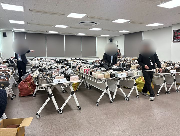 [천안=뉴시스] 충남경찰청이 천안에서 라이브방송 등을 통해 위조상품을 판매한 일가족 4명을 검거했다. (사진=충남경찰청 제공) 2026.03.11 photo@newsis.com *재판매 및 DB 금지