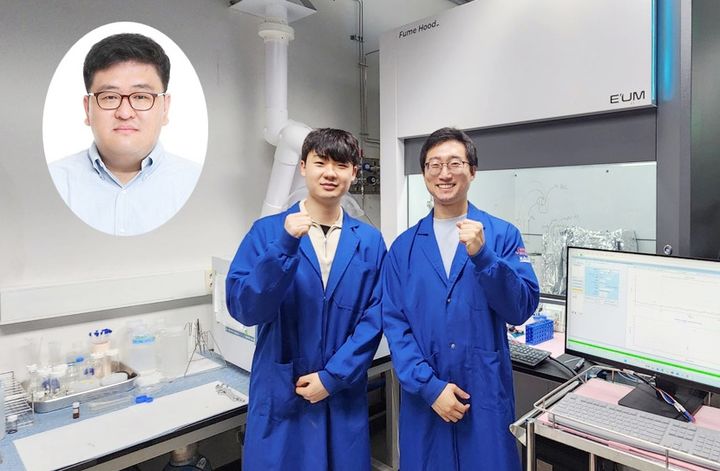 [대전=뉴시스] KAIST 생명화학공학과 정동영 교수팀이 이산화탄소를 화학원료로 전환할때 생기는 촉매 성능 저하 문제를 해결할 수 있는 촉매의 자가 재생 기술 개발했다. 왼쪽부터 연구를 주도한 정동영 교수, 안홍민 석박사통합과정·김한주 박사과정.(사진=KAIST 제공) *재판매 및 DB 금지