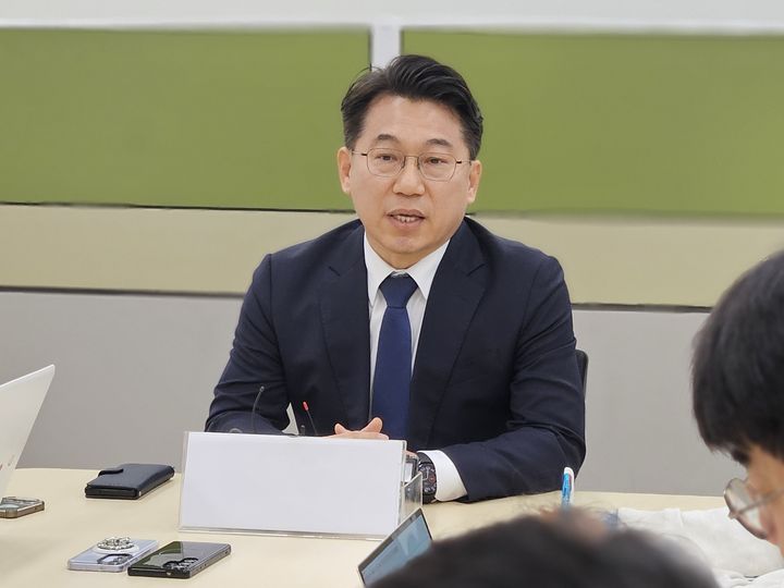 [청주=뉴시스] 이도근 기자= 허창원 더불어민주당 충북 청주시장 예비후보가 11일 충북도청에서 기자들과 만나 충북지역 기초단체장 경선 방식에 대한 의견을 밝히고 있다. 2026.03.11. nulha@newsis.com *재판매 및 DB 금지