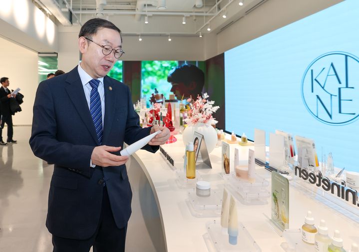 [서울=뉴시스] 김양수 기자 = 11일 이명구 관세청장이 서울 강남에 소재한 'K-뷰티' 수출기업 ㈜구다이글로벌을 방문해 브랜드가치 보호 및 수출경쟁력 강화를 위한 간담회를 갖고 수출품을 둘러보고 있다. (사진=관세청 제공) 2026.03.11. photo@newsis.com *재판매 및 DB 금지
