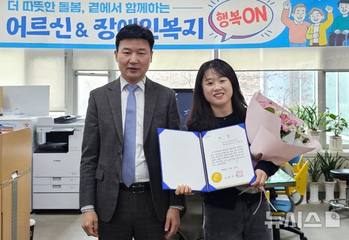 [포항=뉴시스] = 11일 김신 시 복지국장(왼쪽)이 민원 처리 단축 마일리지제 우수 공무원으로 선정된 이다인 주무관에게 표창장을 준 후 기념 촬영하고 있다. 2026.03.11. photo@newsis.com