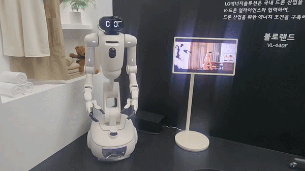 [서울=뉴시스] 서울 코엑스 인터배터리 2026 내 LG에너지솔루션 전시관에 있는 LG전자 홈 로봇 클로이드 모습. (사진=이창훈 기자) 2026.03.11 photo@newsis.com  *재판매 및  DB 금지