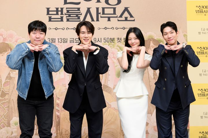 [서울=뉴시스] 11일 서울 양천구 SBS 사옥에서 열린 새 금토드라마 '신이랑 법률사무소' 제작발표회에서 신중훈 감독, 배우 유연석, 이솜이 포즈를 취하고 있다. (사진=SBS 제공) 2026.03.11.photo@newsis.com *재판매 및 DB 금지