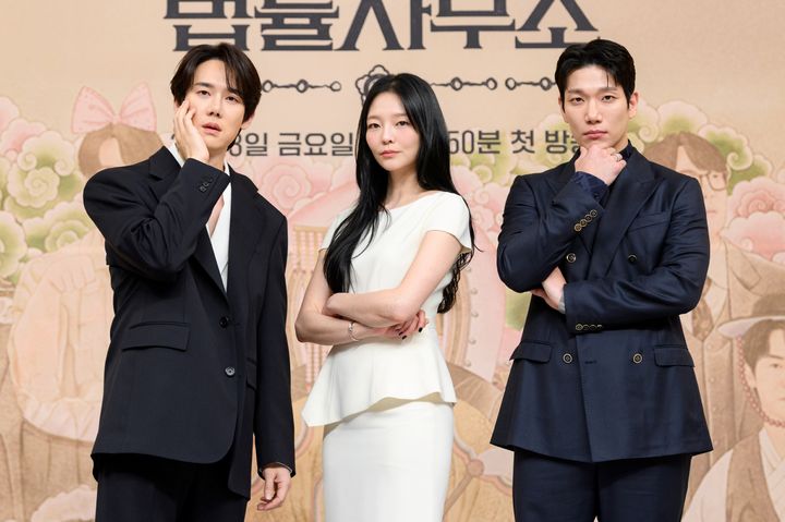 [서울=뉴시스] 11일 서울 양천구 SBS 사옥에서 열린 새 금토드라마 '신이랑 법률사무소' 제작발표회에서 배우 유연석, 이솜이 포즈를 취하고 있다. (사진=SBS 제공) 2026.03.11.photo@newsis.com&nbsp; *재판매 및 DB 금지