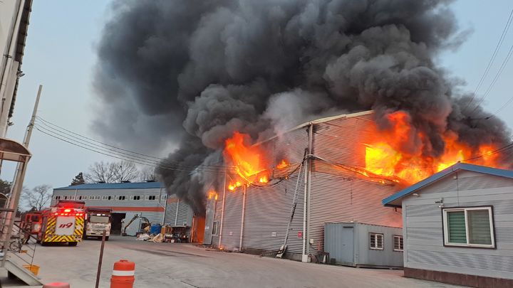 [완주=뉴시스] 11일 오후 6시21분께 전북 완주군 봉동읍의 한 자원순환 시설에서 불이 나 화염이 치솟고 있다. (사진=전북도소방본부 제공) 2026.03.11 photo@newsis.com *재판매 및 DB 금지