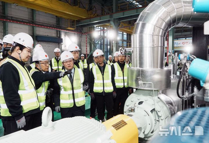 [세종=뉴시스]한난은 재생에너지의 변동성에 대응하기 위해 잉여전력을 열로 전환해 저장·활용하는 'P2H(Power to Heat)' 섹터커플링 기술 실증에 앞장서고 있다. 김성환 기후에너지환경부 장관(왼쪽에서 세번째)이 한난 정용기 사장(왼쪽에서 첫번째) 및 관계자로부터 전극보일러 설비에 관한 설명을 듣고 있다.(사진=한난 제공)