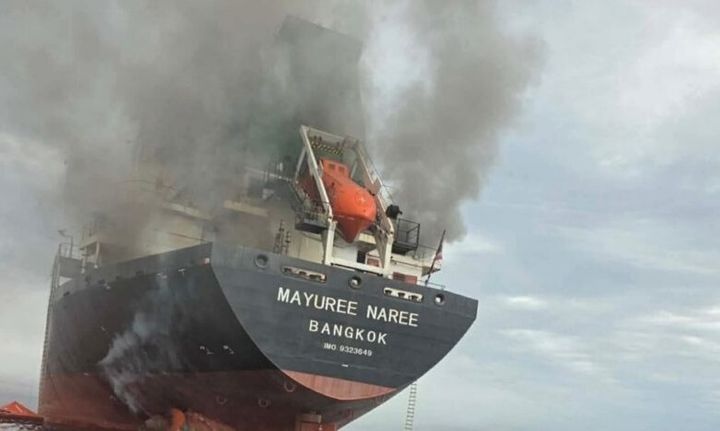 [서울=뉴시스]호르무즈 해협을 항해하던 태국 화물선 마유레 나레호가 11일 공격을 받았다고 태국 해군이 밝혔다. 해군은 현재까지 20명의 승무원이 구조돼 오만으로 이송됐다고 덧붙였다. 사진은 공격받은 마유레 나레호의 모습. <사진 출처 : 스플래시247닷컴> 2026.03.11. 