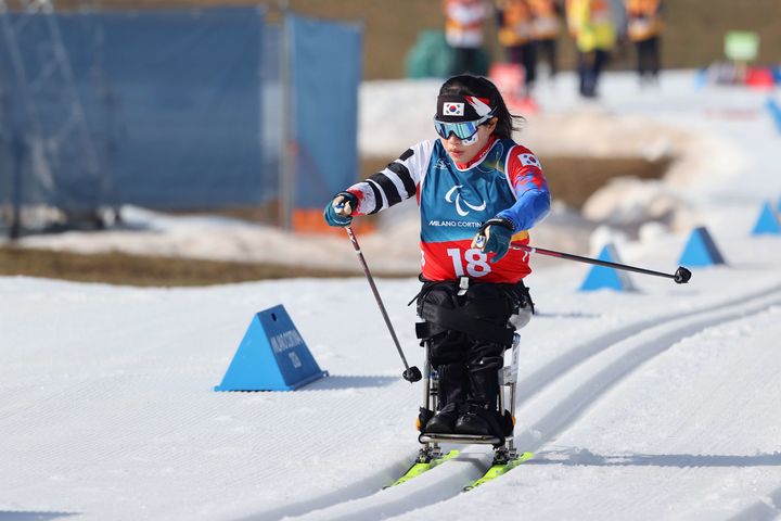 [서울=뉴시스] 김윤지가 11일(한국 시간) 이탈리아 테세로 크로스컨트리 스타디움에서 열린 2026 밀라노·코르티나담페초 동계패럴림픽 크로스컨트리 스키 여자 10㎞ 인터벌 스타트에서 역주하고 있다. (사진 = 대한장애인체육회 제공) *재판매 및 DB 금지