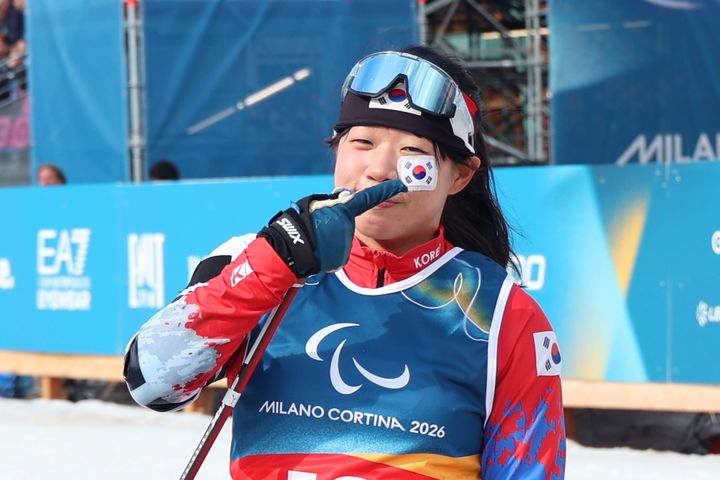 [서울=뉴시스] 김윤지가 11일(한국 시간) 이탈리아 테세로 크로스컨트리 스타디움에서 열린 2026 밀라노·코르티나담페초 동계패럴림픽 크로스컨트리 스키 여자 10㎞ 인터벌 스타트에서 2위를 차지한 뒤 포즈를 취하고 있다. (사진 = 대한장애인체육회 제공) *재판매 및 DB 금지