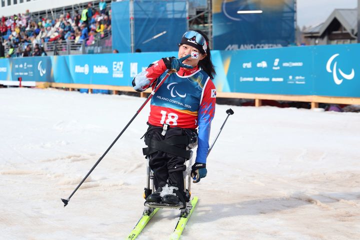 [서울=뉴시스] 김윤지가 11일(한국 시간) 이탈리아 테세로 크로스컨트리 스타디움에서 열린 2026 밀라노·코르티나담페초 동계패럴림픽 크로스컨트리 스키 여자 10㎞ 인터벌 스타트에서 2위를 차지한 뒤 포즈를 취하고 있다. (사진 = 대한장애인체육회 제공) *재판매 및 DB 금지
