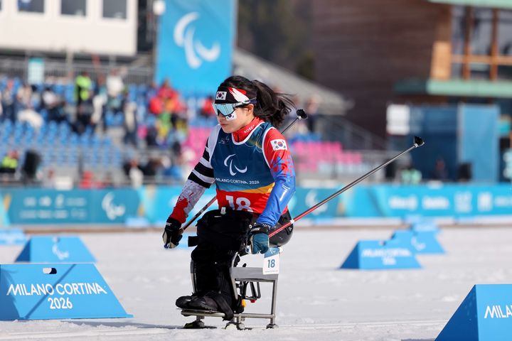 [서울=뉴시스] 김윤지가 11일(한국 시간) 이탈리아 테세로 크로스컨트리 스타디움에서 열린 2026 밀라노·코르티나담페초 동계패럴림픽 크로스컨트리 스키 여자 10㎞ 인터벌 스타트에서 역주하고 있다. (사진 = 대한장애인체육회 제공) *재판매 및 DB 금지