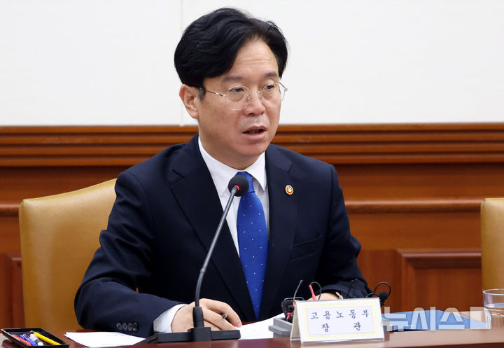 [서울=뉴시스] 추상철 기자 = 김영훈 고용노동부 장관. 2026.03.11. scchoo@newsis.com