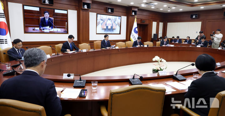 [서울=뉴시스] 추상철 기자 = 구윤철 부총리 겸 재정경제부 장관이 11일 오전 서울 종로구 정부서울청사에서 열린 경제관계장관회의를 주재하고 있다. 2026.03.11. scchoo@newsis.com