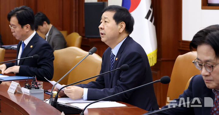 [서울=뉴시스] 추상철 기자 = 구윤철 부총리 겸 재정경제부 장관이 서울 종로구 정부서울청사에서 열린 경제관계장관회의를 주재하고 있다. 2026.03.11. scchoo@newsis.com