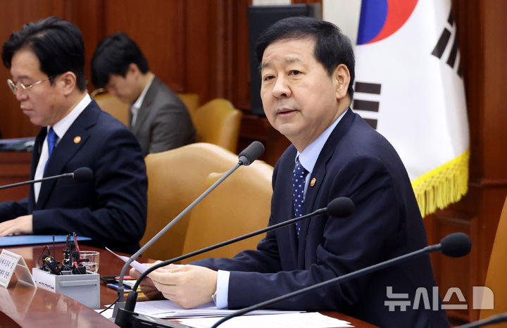 [서울=뉴시스] 추상철 기자 = 구윤철 부총리 겸 재정경제부 장관이 11일 오전 서울 종로구 정부서울청사에서 열린 경제관계장관회의를 주재하고 있다. 2026.03.11. scchoo@newsis.com