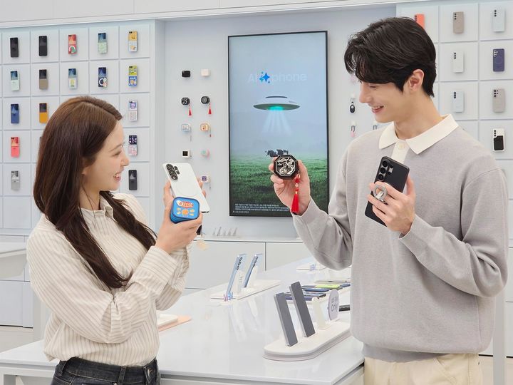 [서울=뉴시스] 삼성전자가 3세대 AI폰 '갤럭시 S26 시리즈'와 하이파이(Hi-Fi) 사운드 무선 이어폰 '갤럭시 버즈4 시리즈'를 11일부터 전 세계 주요 국가에서 출시한다고 밝혔다. 사진은 삼성전자 모델이 '갤럭시 S26 시리즈'와 '갤럭시 버즈4 시리즈'의 다양한 액세서리를 소개하는 모습. (사진=삼성전자 제공) 2026.03.11. photo@newsis.com *재판매 및 DB 금지