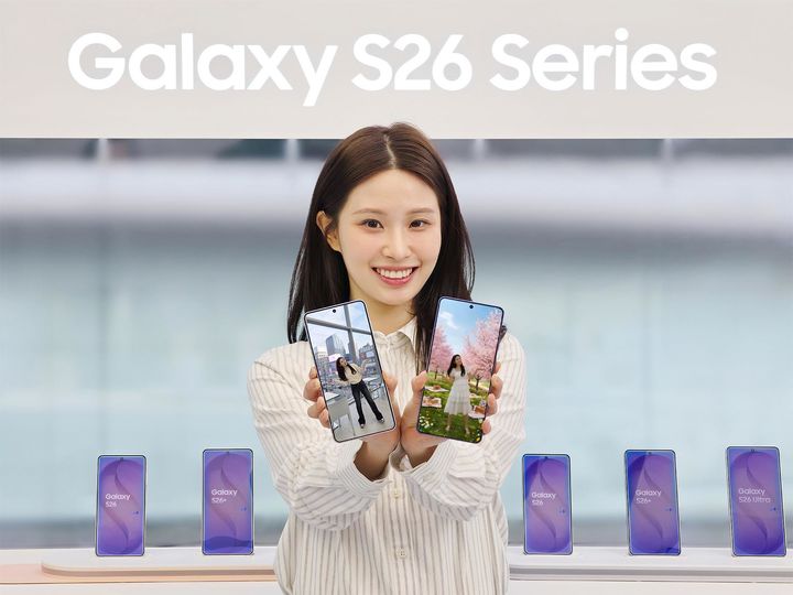 [서울=뉴시스] 삼성전자가 3세대 AI폰 '갤럭시 S26 시리즈'와 하이파이(Hi-Fi) 사운드 무선 이어폰 '갤럭시 버즈4 시리즈'를 11일부터 전 세계 주요 국가에서 출시한다고 밝혔다. 사진은 삼성전자 모델이 '갤럭시 S26 시리즈'의 '포토 어시스트' 기능을 소개하는 모습. (사진=삼성전자 제공) 2026.03.11. photo@newsis.com *재판매 및 DB 금지