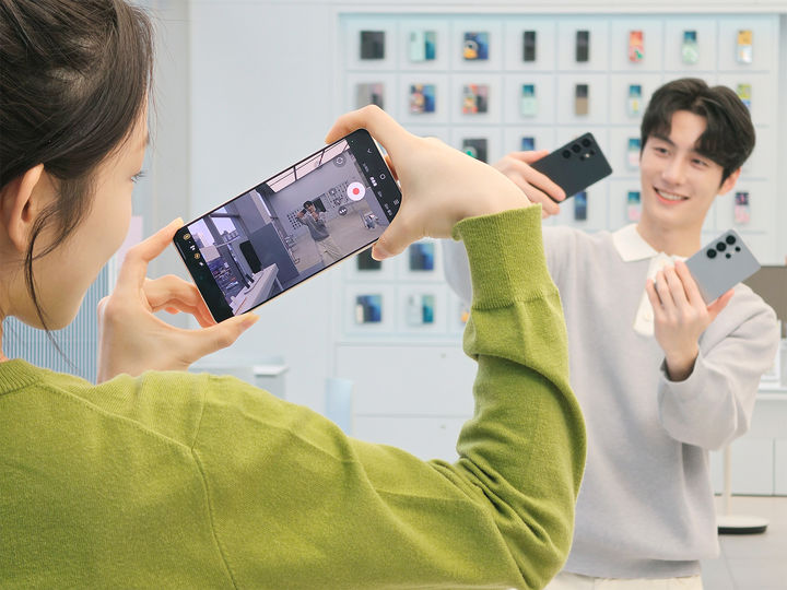 [서울=뉴시스] 삼성전자가 3세대 AI폰 '갤럭시 S26 시리즈'와 하이파이(Hi-Fi) 사운드 무선 이어폰 '갤럭시 버즈4 시리즈'를 11일부터 전 세계 주요 국가에서 출시한다고 밝혔다. 사진은 삼성전자 모델이 '갤럭시 S26 시리즈'의 '수평 고정 슈퍼 스테디' 기능을 체험하는 모습. (사진=삼성전자 제공) 2026.03.11. photo@newsis.com *재판매 및 DB 금지