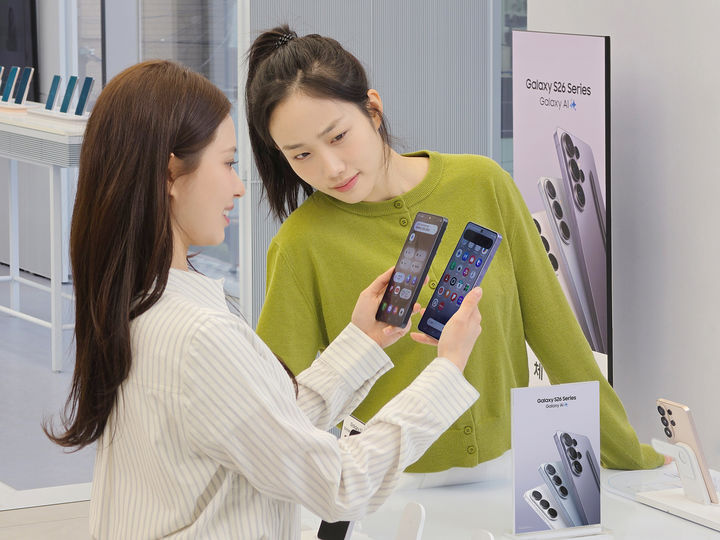 [서울=뉴시스] 삼성전자가 3세대 AI폰 '갤럭시 S26 시리즈'와 하이파이(Hi-Fi) 사운드 무선 이어폰 '갤럭시 버즈4 시리즈'를 11일부터 전 세계 주요 국가에서 출시한다고 밝혔다. 사진은 삼성전자 모델이 '갤럭시 S26 울트라'의 '프라이버시 디스플레이'를 체험하는 모습. (사진=삼성전자 제공) 2026.03.11. photo@newsis.com *재판매 및 DB 금지