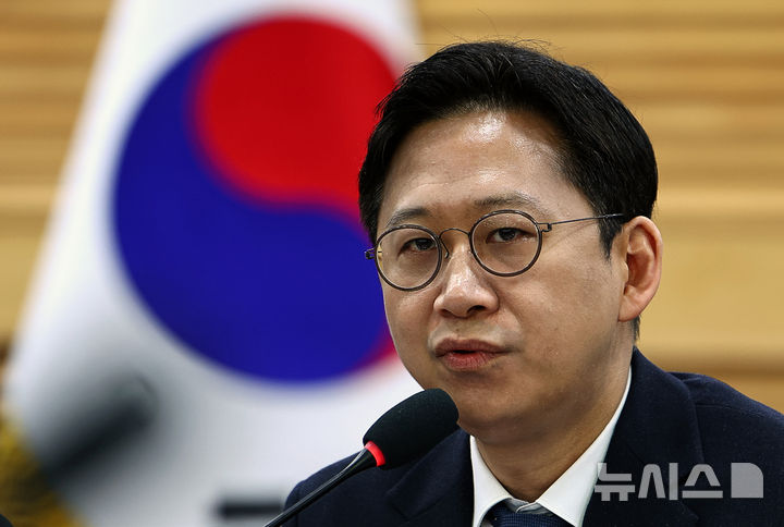 [서울=뉴시스] 김명년 기자 = 배경훈 부총리 겸 과학기술정보통신부 장관이 11일 오전 서울 여의도 국회 의원회관에서 열린 피지컬AI 프론티어 강국 신기술 조찬포럼에서 발언하고 있다. 2026.03.11. kmn@newsis.com