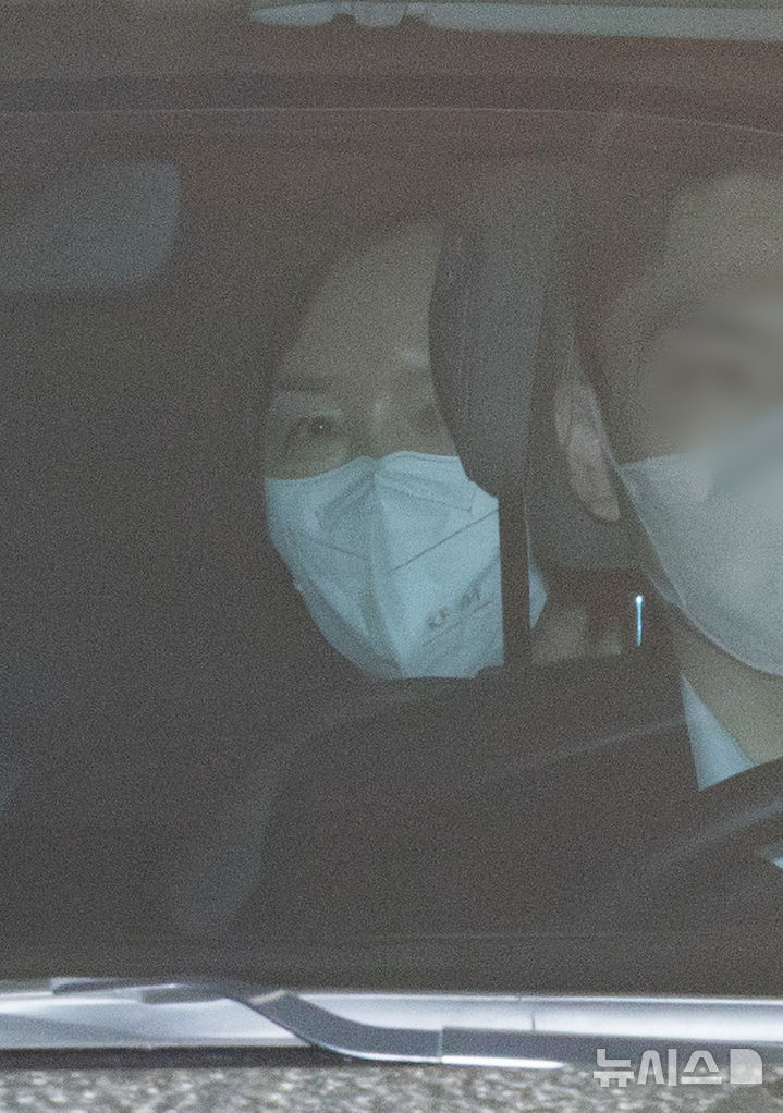 [서울=뉴시스] 황준선 기자 = 1억원의 공천 헌금을 주고받은 혐의로 구속된 김경 전 서울시의원이 11일 오전 서울 마포경찰서에서 검찰로 송치되고 있다. 2026.03.11. hwang@newsis.com