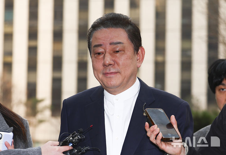 [서울=뉴시스] 김근수 기자 = 정치자금법 위반 등 각종 비위 의혹을 받는 김병기 무소속 의원이 11일 오전 서울 마포구 공공범죄수사대에서 열린 3차 피의자 조사에 출석하고 있다. 2026.03.11. ks@naver.com