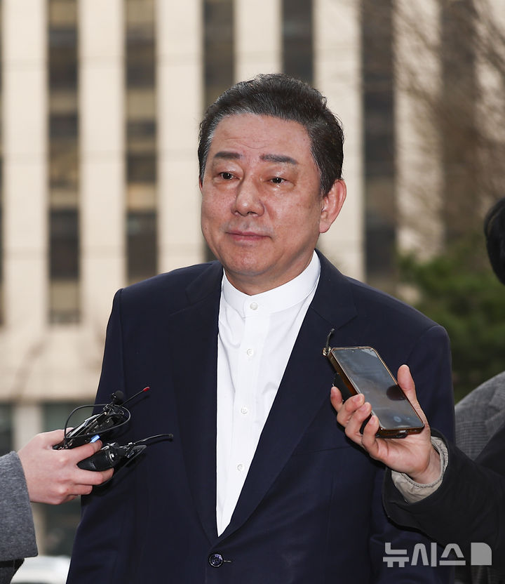 [서울=뉴시스] 김근수 기자 = 정치자금법 위반 등 각종 비위 의혹을 받는 김병기 무소속 의원이 11일 오전 서울 마포구 공공범죄수사대에서 열린 3차 피의자 조사에 출석하고 있다. 2026.03.11. ks@naver.com