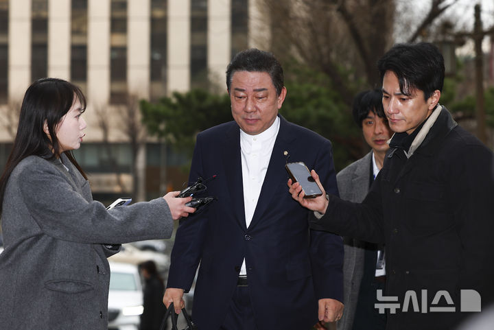 [서울=뉴시스] 김근수 기자 = 정치자금법 위반 등 각종 비위 의혹을 받는 김병기 무소속 의원이 11일 오전 서울 마포구 공공범죄수사대에서 열린 3차 피의자 조사에 출석하고 있다. 2026.03.11. ks@naver.com