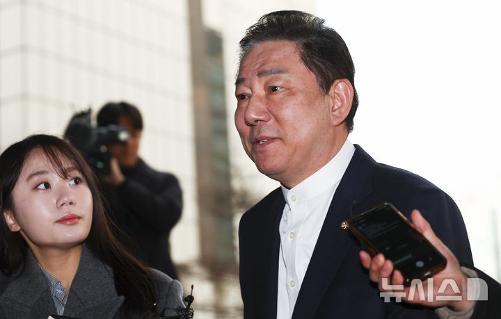 [서울=뉴시스] 김근수 기자 = 정치자금법 위반 등 각종 비위 의혹을 받는 김병기 무소속 의원이 11일 오전 서울 마포구 공공범죄수사대에서 열린 3차 피의자 조사에 출석하고 있다. 2026.03.11. ks@naver.com