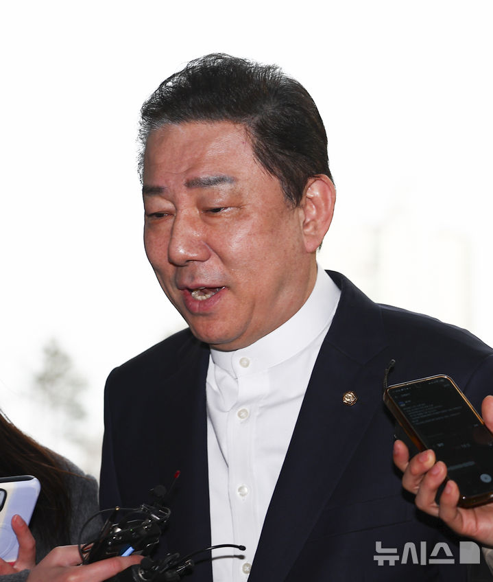 [서울=뉴시스] 김근수 기자 = 정치자금법 위반 등 각종 비위 의혹을 받는 김병기 무소속 의원이 11일 오전 서울 마포구 공공범죄수사대에서 열린 3차 피의자 조사에 출석하고 있다. 2026.03.11. ks@naver.com