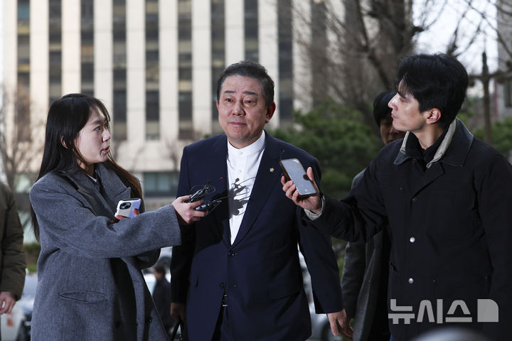 [서울=뉴시스] 김근수 기자 = 정치자금법 위반 등 각종 비위 의혹을 받는 김병기 무소속 의원이 11일 오전 서울 마포구 공공범죄수사대에서 열린 3차 피의자 조사에 출석하고 있다. 2026.03.11. ks@naver.com