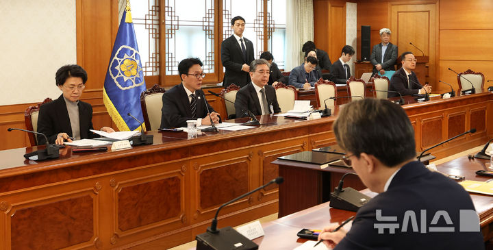 [서울=뉴시스] 김선웅 기자 = 김민석 국무총리가 11일 서울 종로구 정부서울청사에서 열린 새만금·전북 대혁신 TF 킥오프 회의에서 모두발언을 하고 있다. 2026.03.11. mangusta@newsis.com