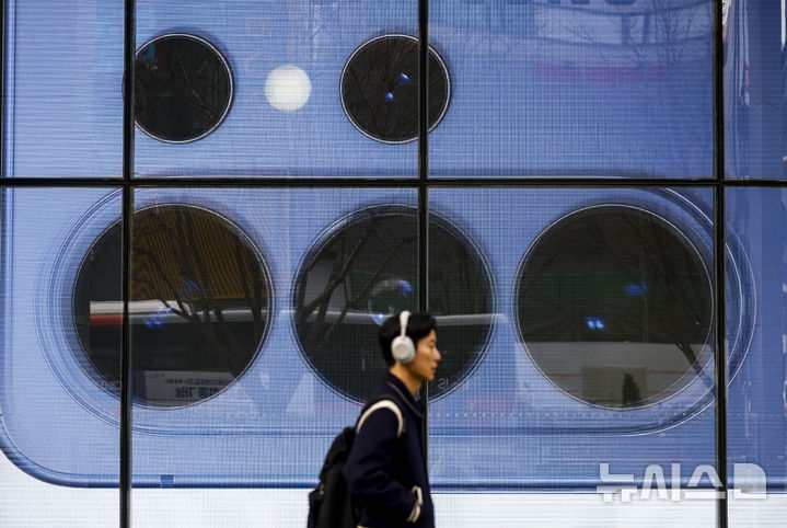 [서울=뉴시스] 정병혁 기자 = 국내를 포함한 전 세계 주요 국가에 갤럭시S26 시리즈가 공식 출시한 11일 서울 강남구 삼성 강남에 설치된 전광판에 갤럭시S26 시리즈 관련 광고가 나오고 있다. 2026.03.11 jhope@newsis.com