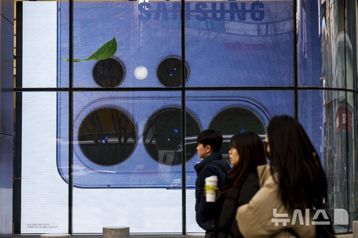 [서울=뉴시스] 정병혁 기자 = 국내를 포함한 전 세계 주요 국가에 갤럭시S26 시리즈가 공식 출시한 11일 서울 강남구 삼성 강남에 설치된 전광판에 갤럭시S26 시리즈 관련 광고가 나오고 있다. 2026.03.11 jhope@newsis.com